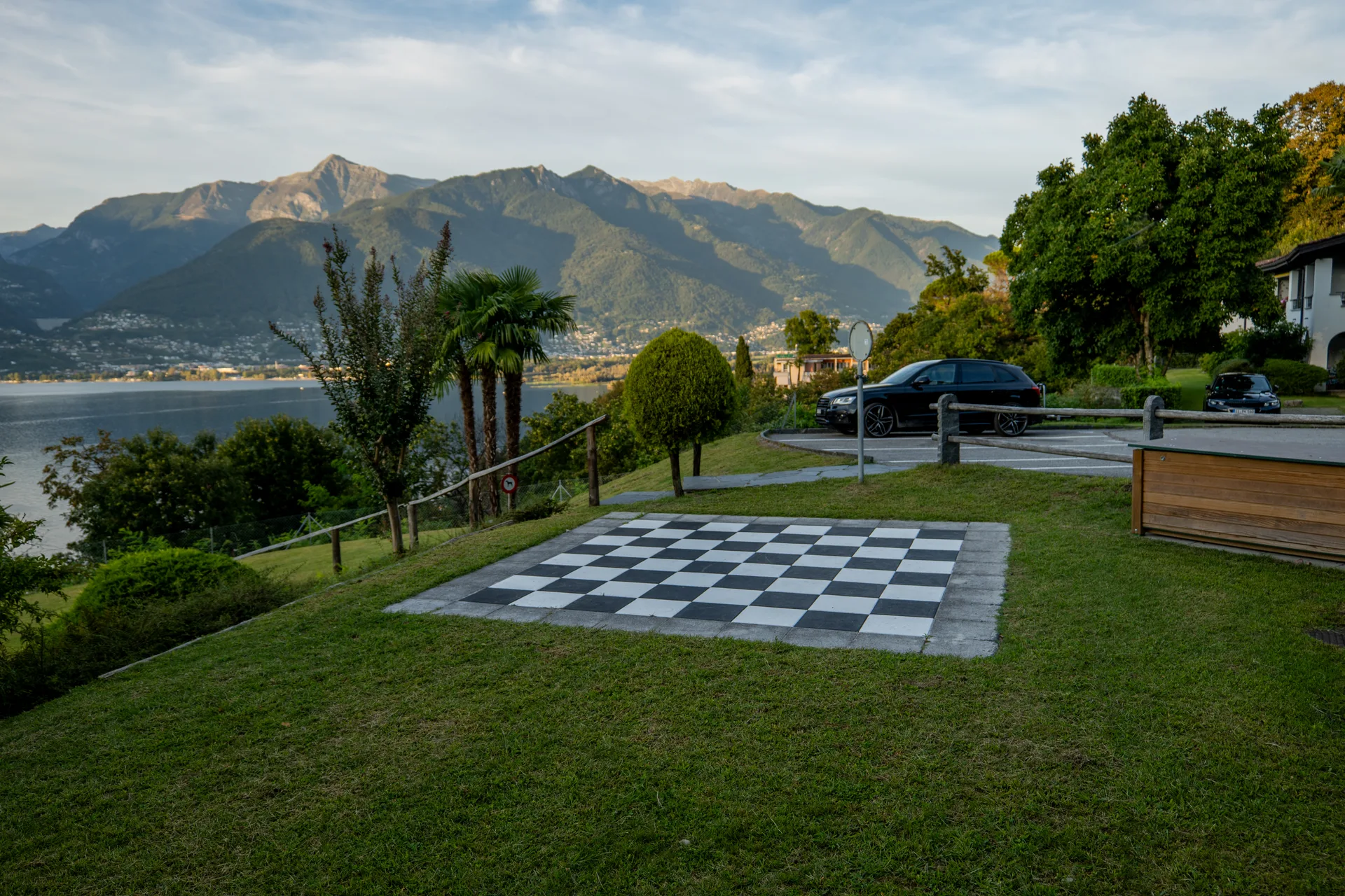 Schachfeld im Garten der Residenza Viramonte mit Blick auf den Lago Maggiore