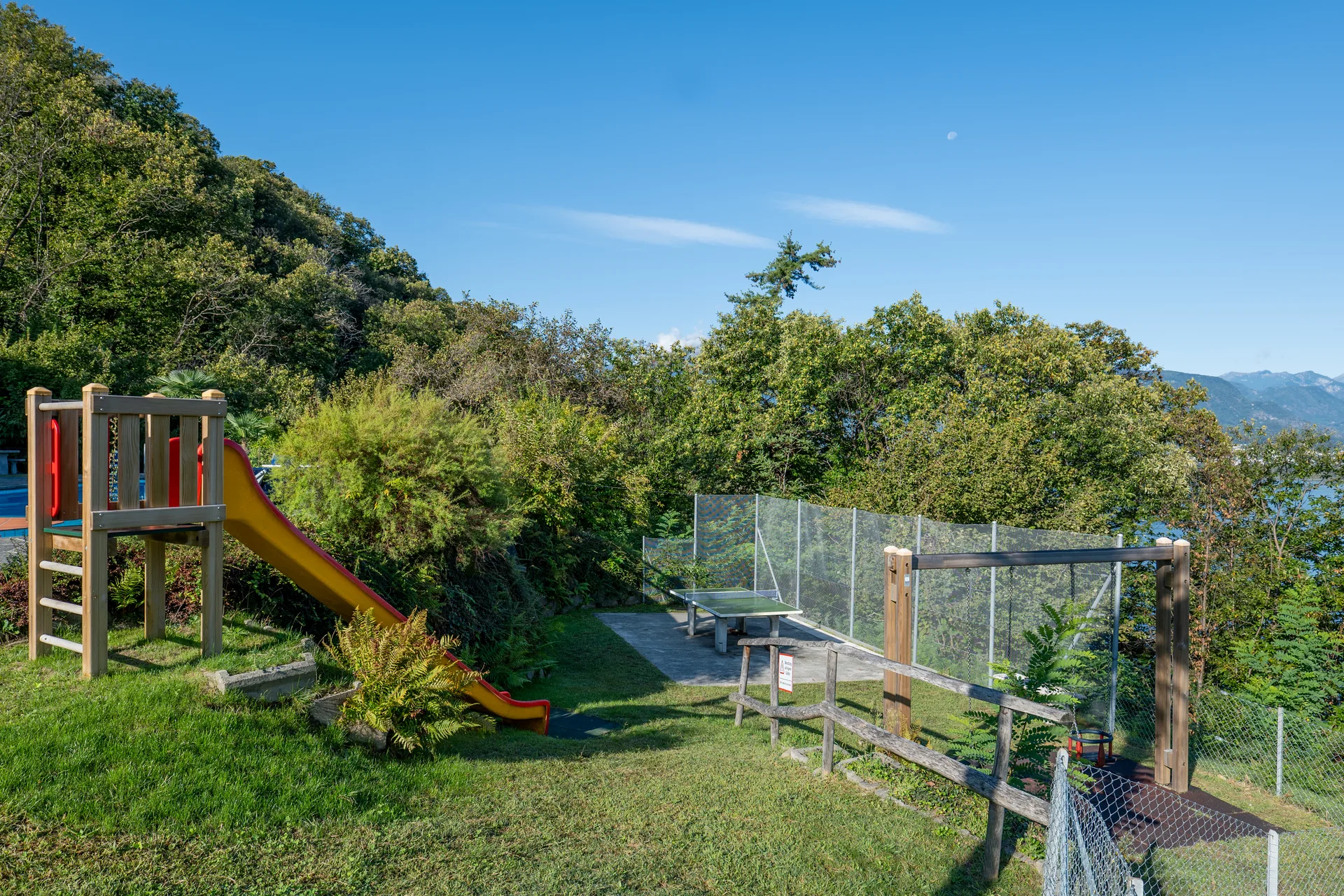 Spielplatz Residenza Viramonte mit Rutsche und Klettergerüst