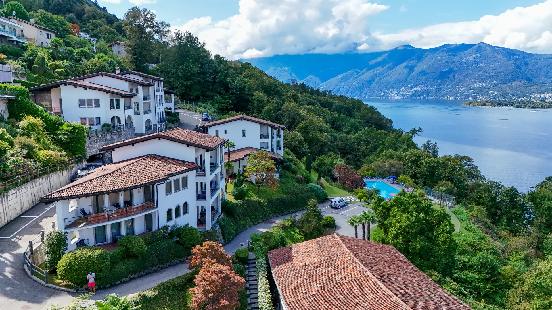 Drohnenaufnahme Residenza Viramonte – Anlage mit Pool und Bergpanorama Lago Maggiore