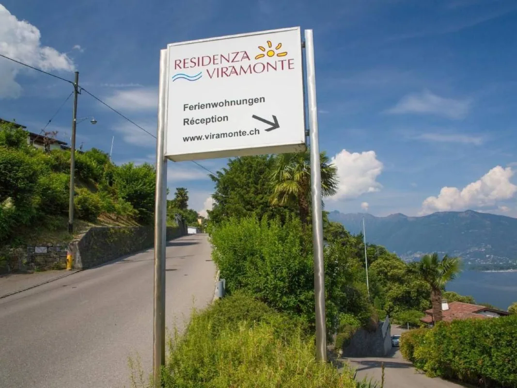 Einfahrtsschild Residenza Viramonte – Ferienwohnungen Vira Gambarogno Lago Maggiore
